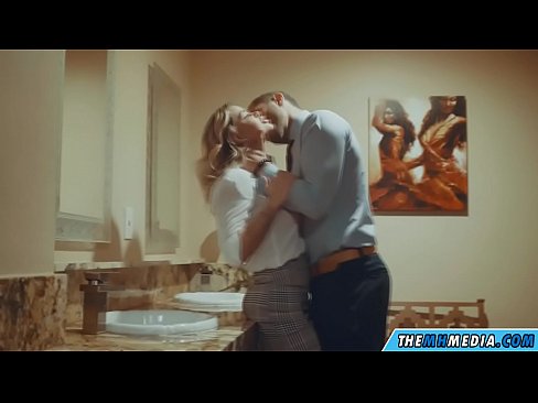 ❤️ Pe a faaosoosoina oe e se blonde busty i totonu o se faletaele lautele ️❌ Pono Tulaga  ❌️❤